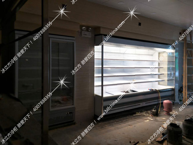 为什么品质生鲜店都用风幕柜，看看超市蔬菜区的蚊虫纷飞你就知道了